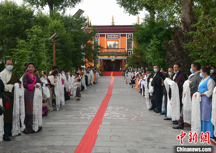 7月30日，在位于拉薩的雪林多吉頗章內(nèi)，各族各界信眾列隊(duì)歡迎班禪回藏?！?lt;a target='_blank' ><p  align=