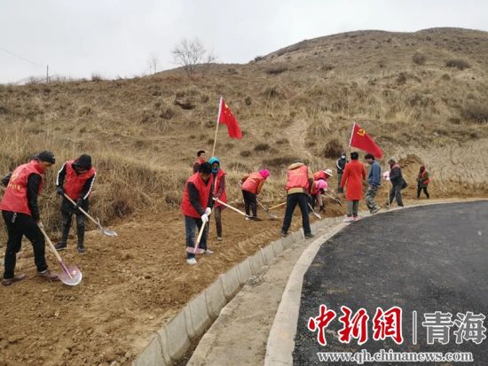 圖為尖扎干部職工生態(tài)建設(shè)和環(huán)境保護現(xiàn)場。尖宣 供圖