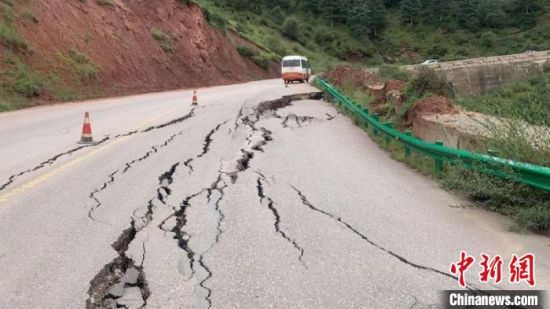 圖為發(fā)生路基下沉滑移險情的路段。果洛公路總段供圖