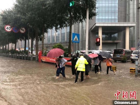 8月28日，青海省東部出現(xiàn)強(qiáng)降水天氣過程，其中西寧地區(qū)出現(xiàn)入汛以來雨量最大、強(qiáng)度最大的強(qiáng)降水過程。西寧交警供圖