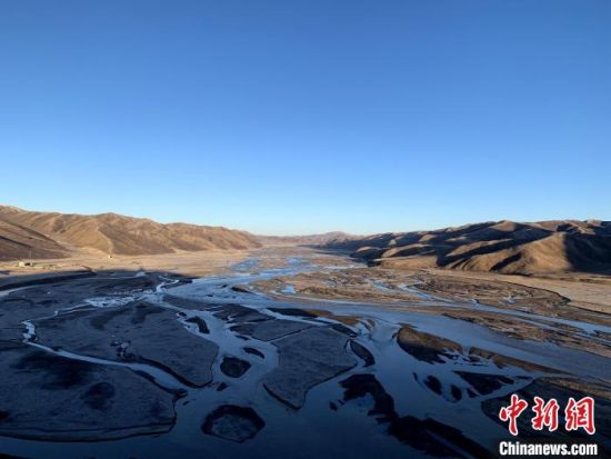 圖為三江源腹地，黃河流經(jīng)達日縣。（資料圖） 孫睿 攝 　　