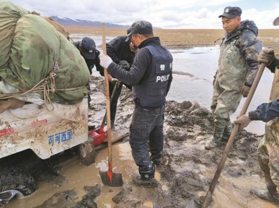 巡山途中車輛陷入泥坑。