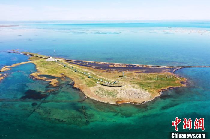 圖為無人機航拍青海湖。　趙海梅 攝