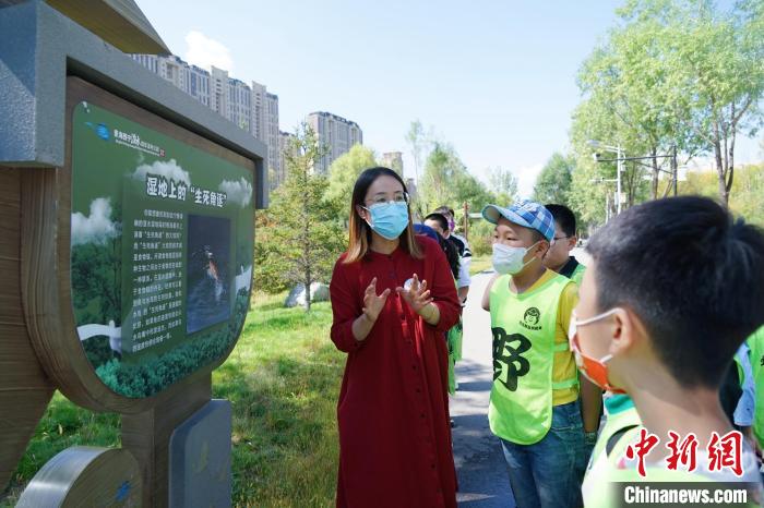 圖為小朋友在青海西寧湟水國家濕地公園內(nèi)學(xué)習(xí)濕地知識?！●R銘言 攝