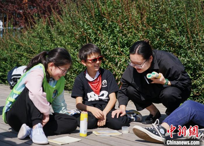 圖為小朋友在青海西寧湟水國家濕地公園內(nèi)認(rèn)識植物并進(jìn)行繪畫?！●R銘言 攝