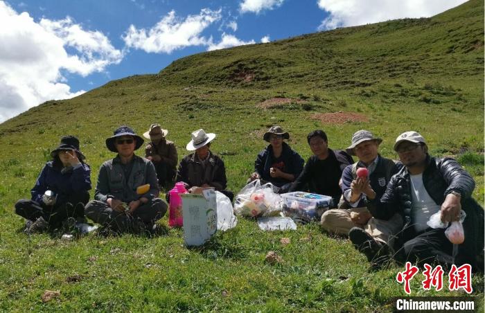 科研團(tuán)隊(duì)在熱魯盆地工作合影。　中科院青藏高原所 供圖