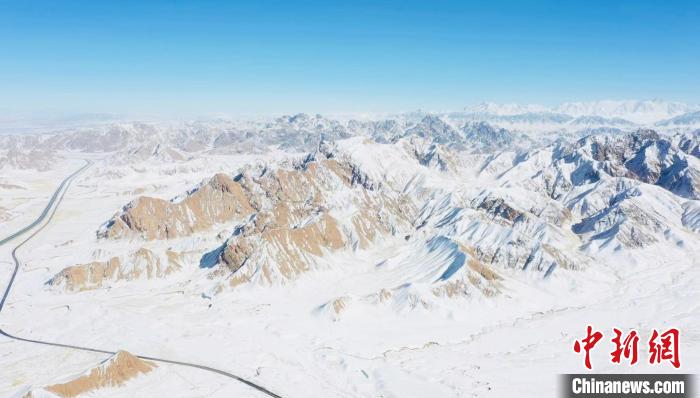 圖為無(wú)人機(jī)航拍高原雪景?！《继m縣融媒體中心供圖