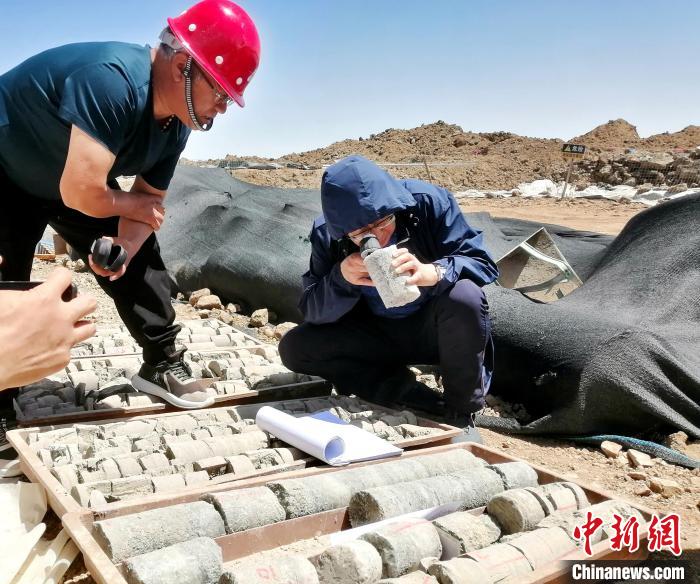 圖為地質(zhì)專家觀察含鹽地層。(資料圖) 柴綜院 供圖