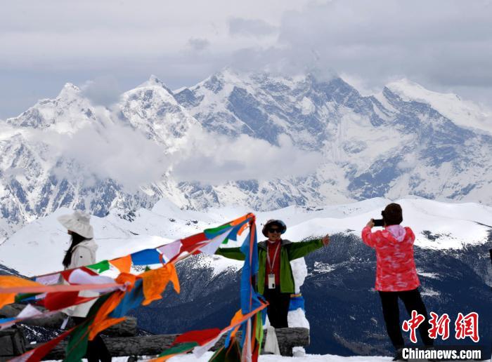 圖為5月14日，西藏林芝色季拉山觀景臺(tái)，游客與南迦巴瓦峰合影?！±盍?攝