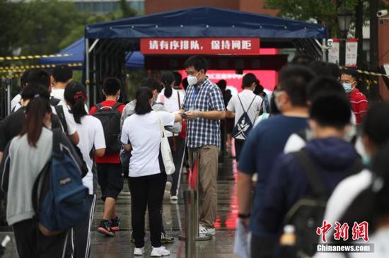 資料圖：2020年7月，上?？忌饺敫呖伎紙?。張亨偉 攝