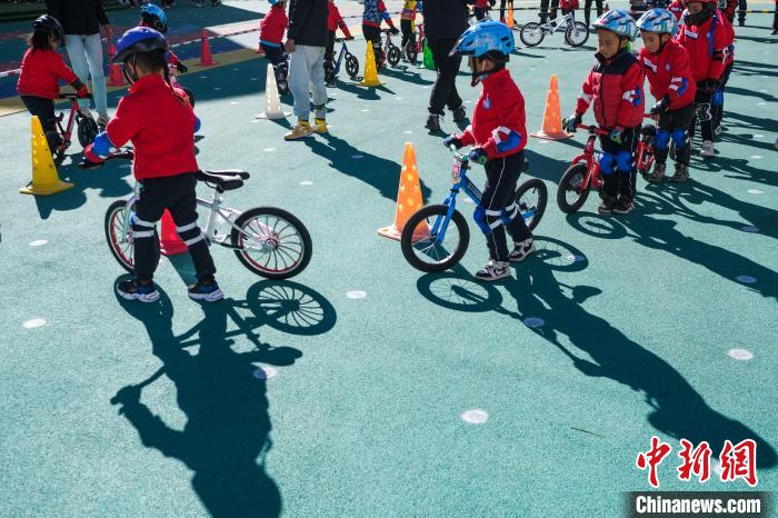 圖為拉薩市實驗幼兒園孩子們正在練習(xí)滑步車?！『闻罾?攝