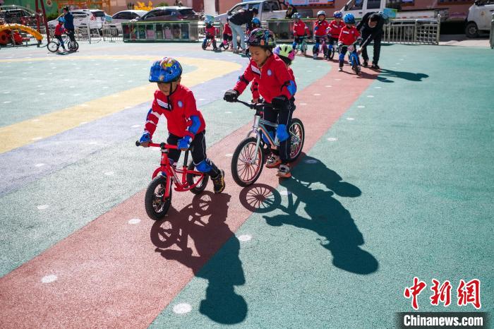 圖為拉薩市實驗幼兒園孩子們正在練習(xí)滑步車。　何蓬磊 攝