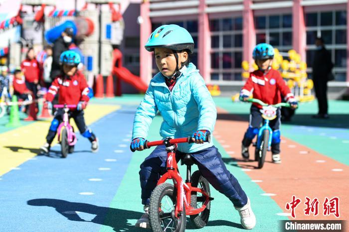 圖為拉薩市實驗幼兒園孩子們正在練習(xí)滑步車。　何蓬磊 攝