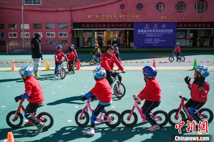 圖為拉薩市實驗幼兒園孩子們正在練習(xí)滑步車。　何蓬磊 攝