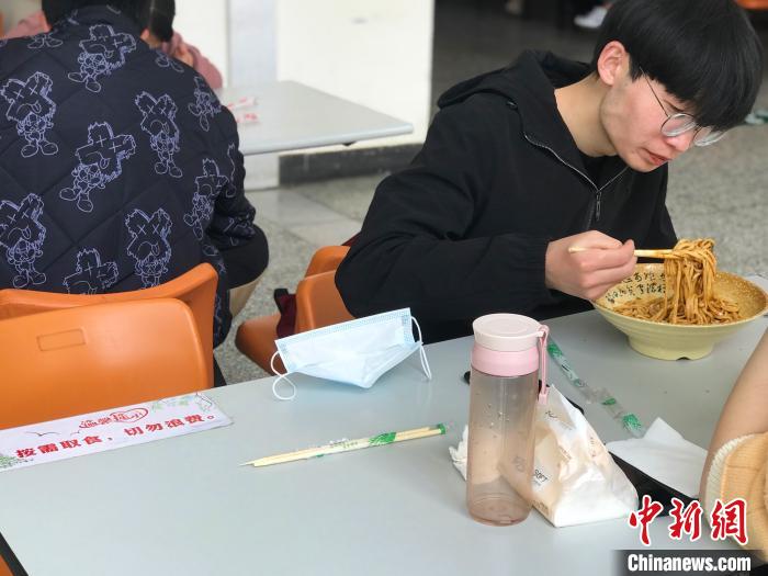 3月17日，西藏大學(xué)學(xué)生正在學(xué)校食堂用餐，餐桌上寫(xiě)著“按需取餐，切勿浪費(fèi)”?！∪轿木?攝