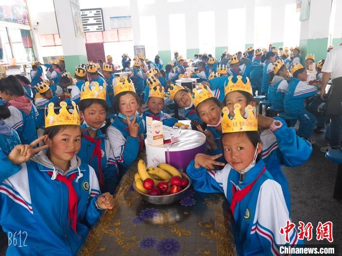 圖為加查縣安繞鎮(zhèn)小學(xué)學(xué)生集體過六一兒童節(jié)?！“怖@鎮(zhèn)小學(xué)供圖