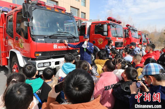 圖為消防員向小朋友們講解消防車。　楊龍建 攝