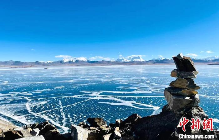 圖為普瑪江塘鄉(xiāng)境內(nèi)的雪山、冰湖美景。　浪卡子縣網(wǎng)信辦供圖