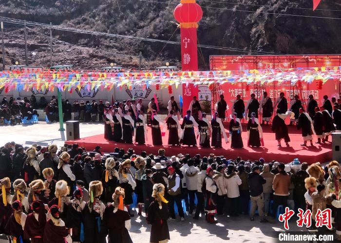 文藝活動(dòng)全景。　芒康縣委宣傳部供圖