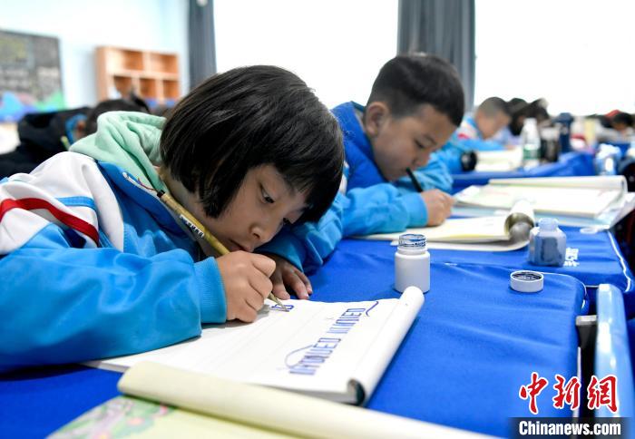 3月14日，西藏拉薩市第一小學(xué)一年級六班的學(xué)生們在藏語文課上書寫藏文?！±盍?攝