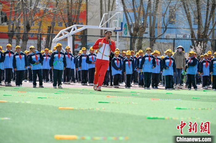 圖為學(xué)生在跳繩教練齊景龍的指導(dǎo)下做準(zhǔn)備運(yùn)動(dòng)?！∝暩聛硭?攝