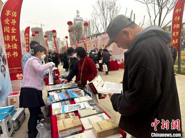 圖為民眾在活動(dòng)現(xiàn)場讀書、購書。　李雋 攝