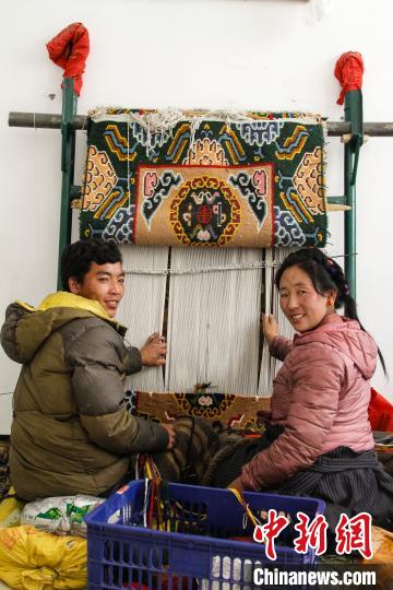 圖為1月15日，在日喀則市謝瑪氆氌農(nóng)村合作社，拉孜村一對夫婦在編織卡墊(資料圖)?！≮w朗 攝