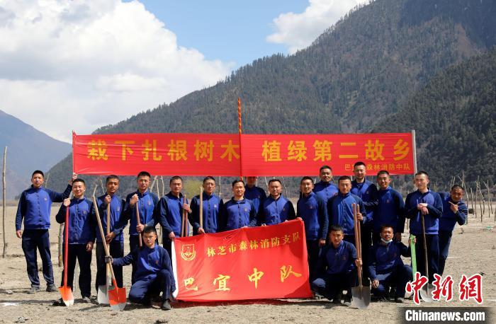 林芝市巴宜區(qū)森林消防中隊志愿服務(wù)隊合影留念。　西繞拉翁 攝