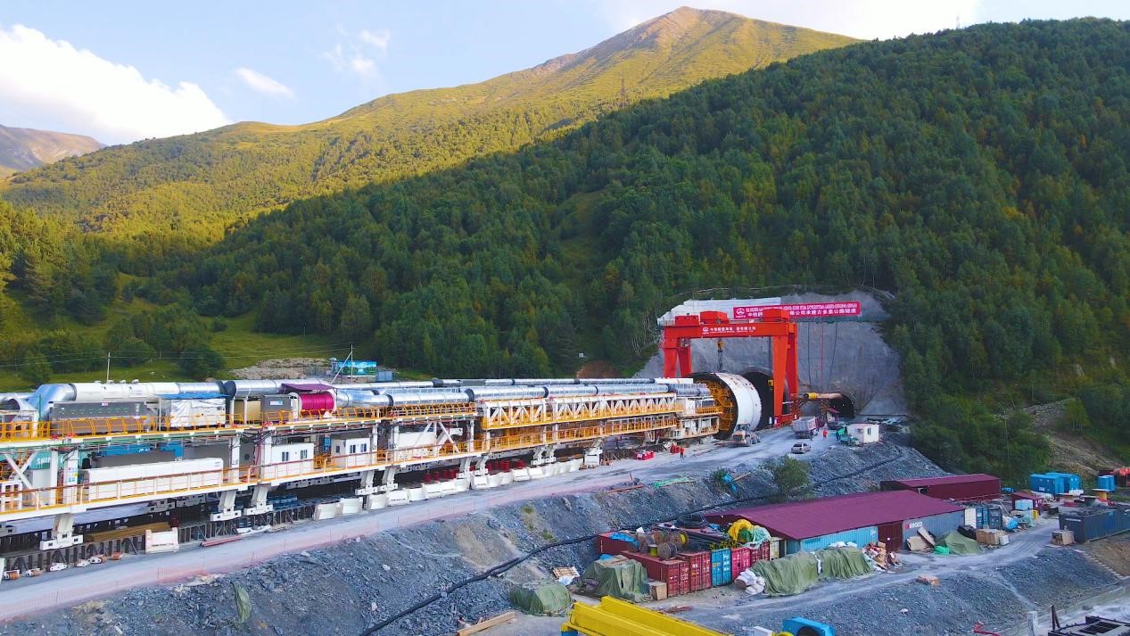 “高加索號”單護盾硬巖掘進機（TBM）。中鐵隧道局格魯吉亞KK公路隧道項目部供圖