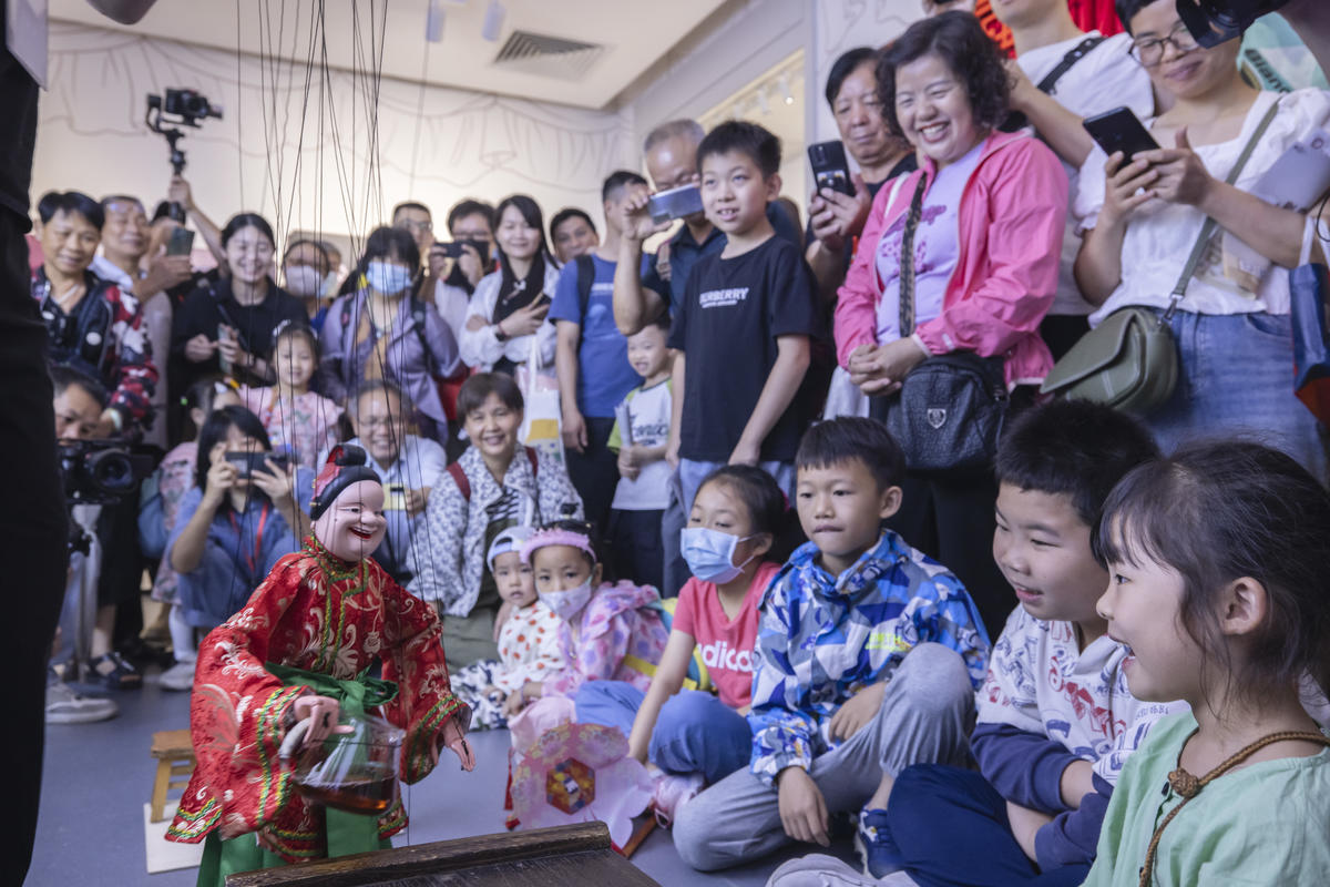 5月1日，廣州市白鵝潭大灣區(qū)藝術(shù)中心非物質(zhì)文化遺產(chǎn)館內(nèi)，精彩的梅縣提線木偶戲表演吸引了眾多游客駐足觀賞。 來源：人民圖片網(wǎng)