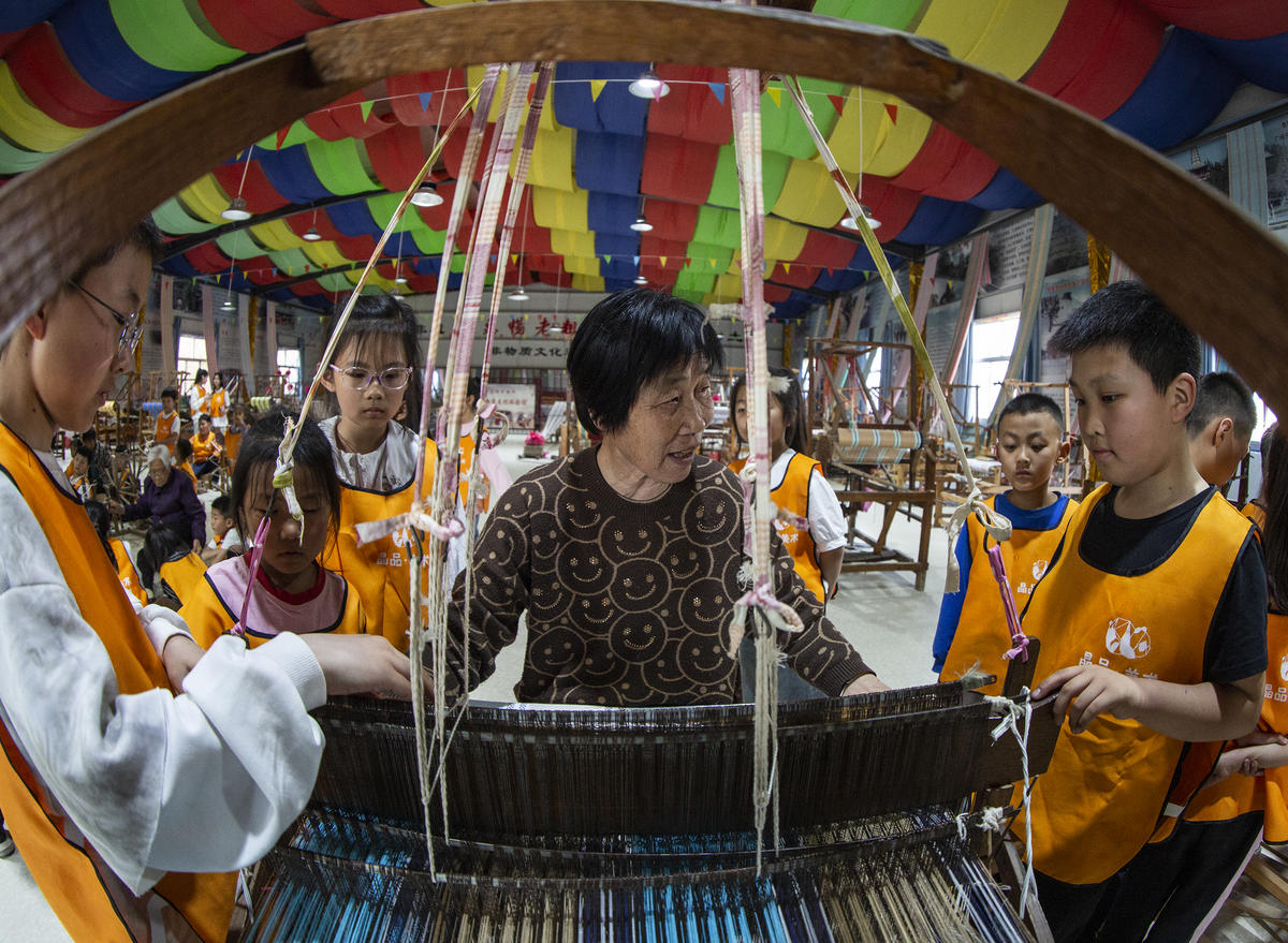 5月1日，在山西省永濟市開張鎮(zhèn)東開張村的惠暢土布文化園，土布制作技師教游客織布技藝。 來源：人民圖片網(wǎng)