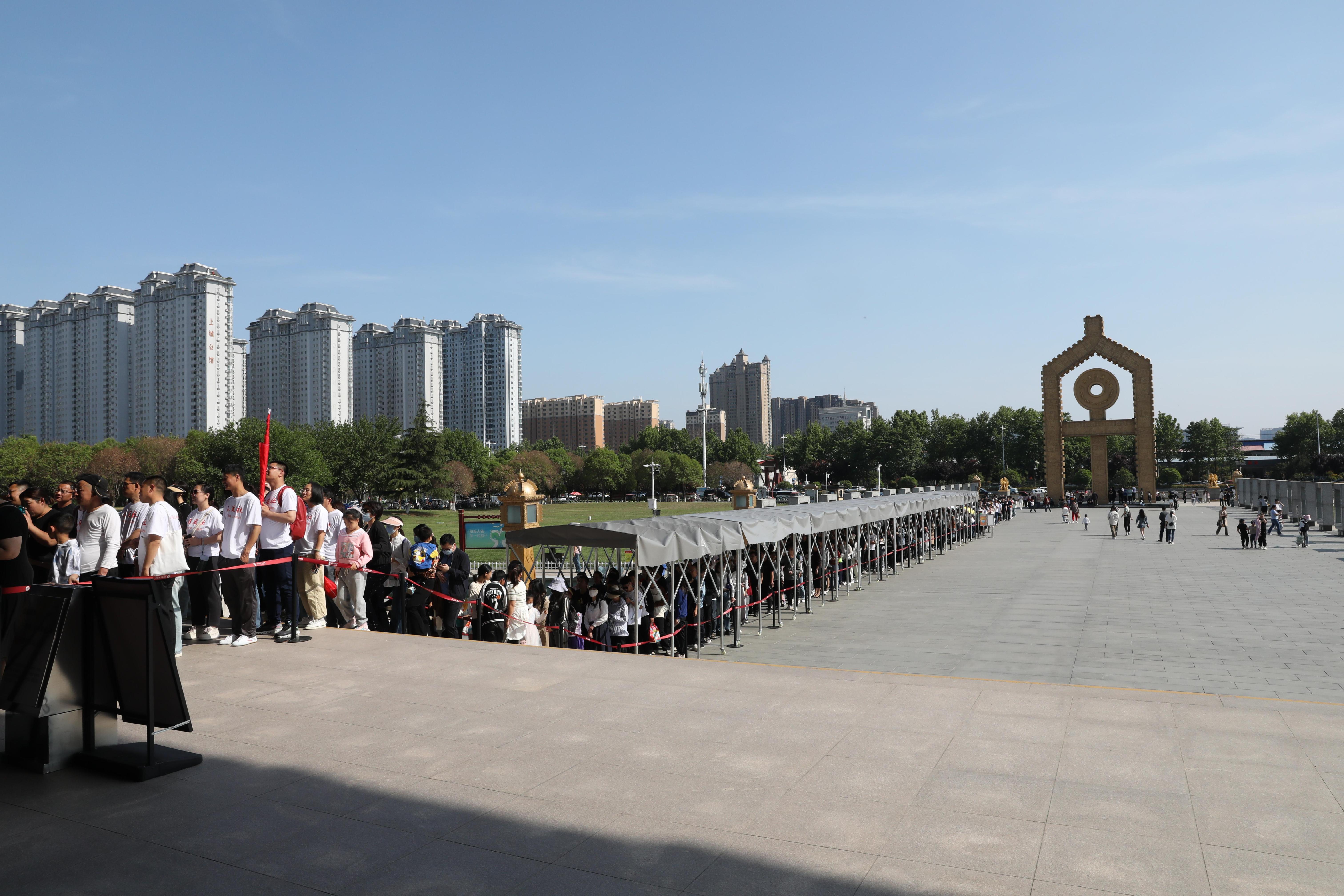 “五一”期間，中國文字博物館外游客有序排隊(duì)。中國文字博物館供圖