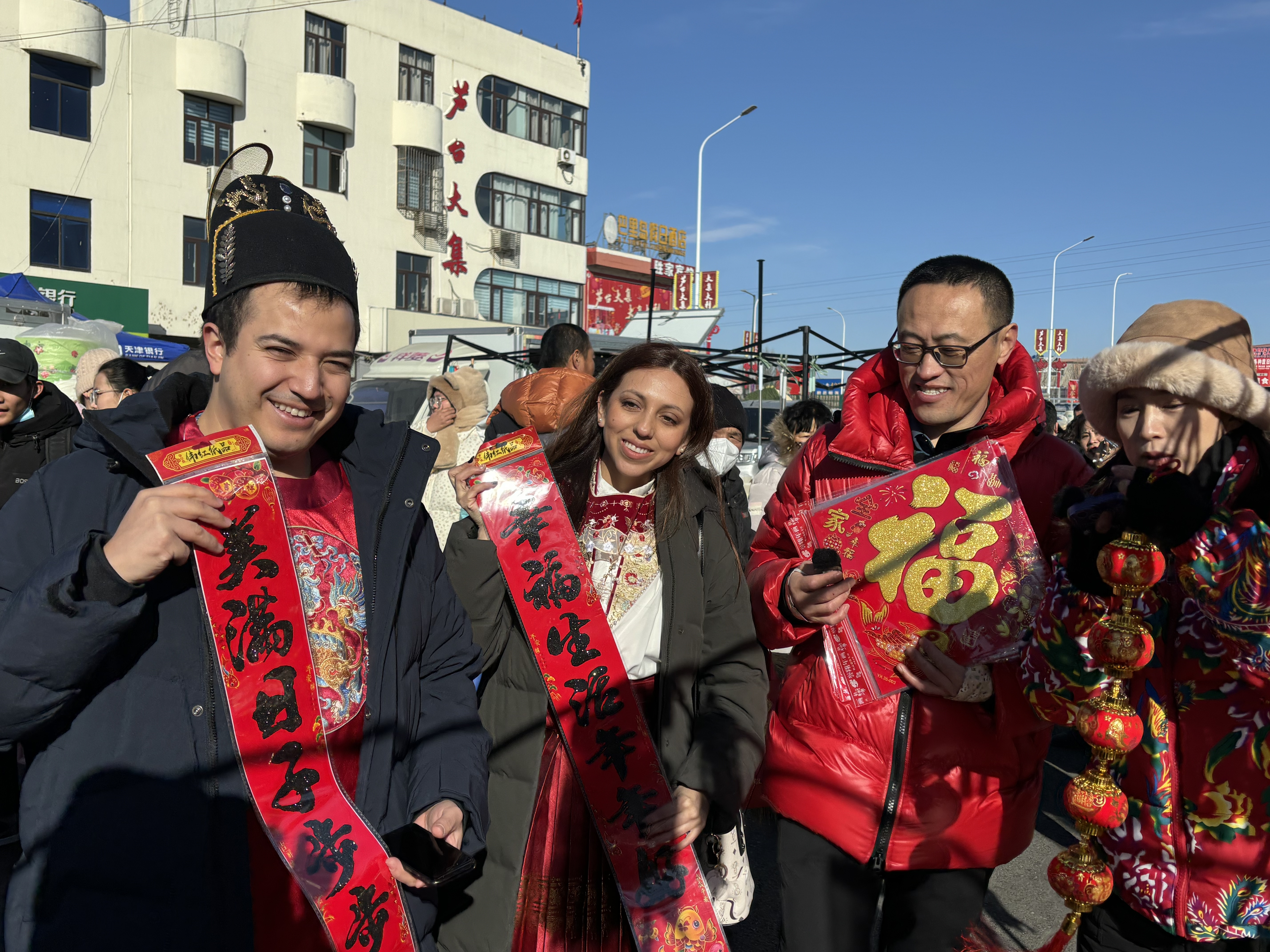 津彩過大年 | 國(guó)際青年趕鄉(xiāng)村大集 這個(gè)非遺春節(jié)收獲多多