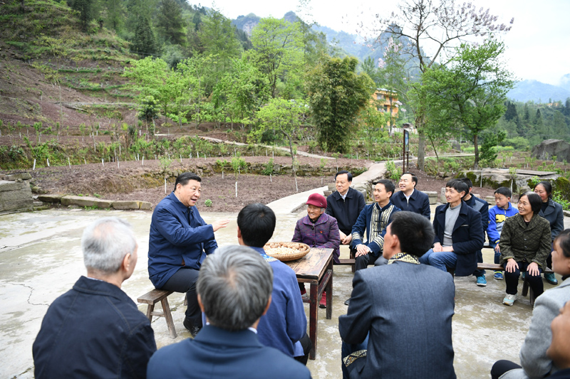 2019年4月15日至17日，中共中央總書記、國(guó)家主席、中央軍委主席習(xí)近平在重慶考察，并主持召開解決“兩不愁三保障”突出問題座談會(huì)。這是4月15日下午，習(xí)近平在石柱土家族自治縣中益鄉(xiāng)華溪村同村民代表、基層干部、扶貧干部、鄉(xiāng)村醫(yī)生等圍坐在一起，共話脫貧攻堅(jiān)。新華社記者 謝環(huán)馳 攝