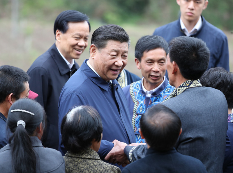 2019年4月15日至17日，中共中央總書記、國(guó)家主席、中央軍委主席習(xí)近平在重慶考察，并主持召開解決“兩不愁三保障”突出問題座談會(huì)。這是4月15日下午，習(xí)近平在石柱土家族自治縣中益鄉(xiāng)華溪村同村民親切交流。新華社記者 丁海濤 攝