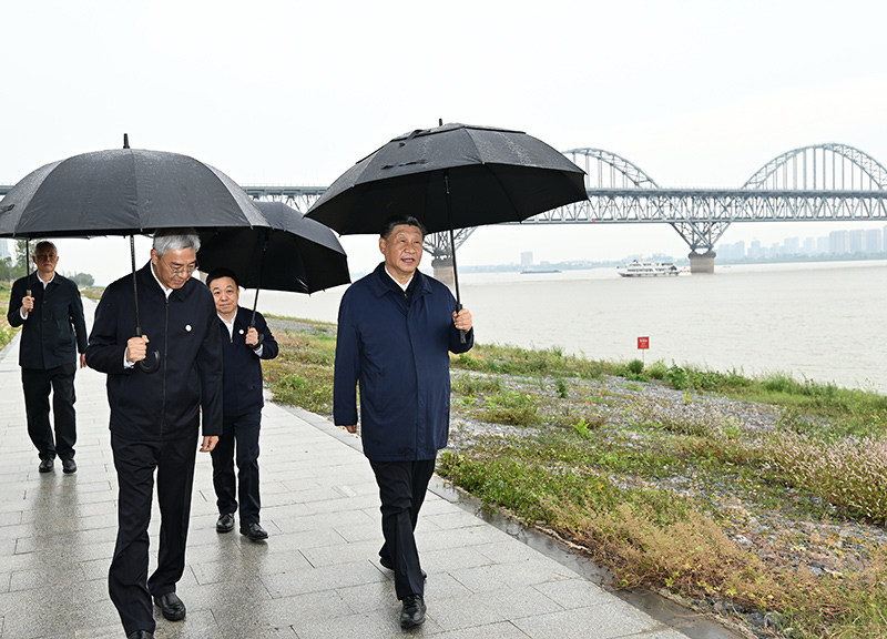 2023年10月10日至13日，中共中央總書記、國家主席、中央軍委主席習近平在江西考察。這是10日下午，習近平在長江國家文化公園九江城區(qū)段考察時，冒雨沿江堤步行察看沿岸風貌。新華社記者 謝環(huán)馳 攝