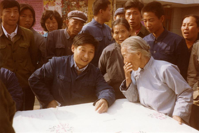 1983年，時任河北正定縣委書記的習(xí)近平（前排居中），臨時在大街上擺桌子聽取老百姓意見。