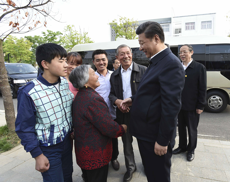 2016年4月25日，習(xí)近平在安徽省滁州市鳳陽縣小崗村看望當(dāng)年大包干帶頭人嚴(yán)金昌（右三）一家。