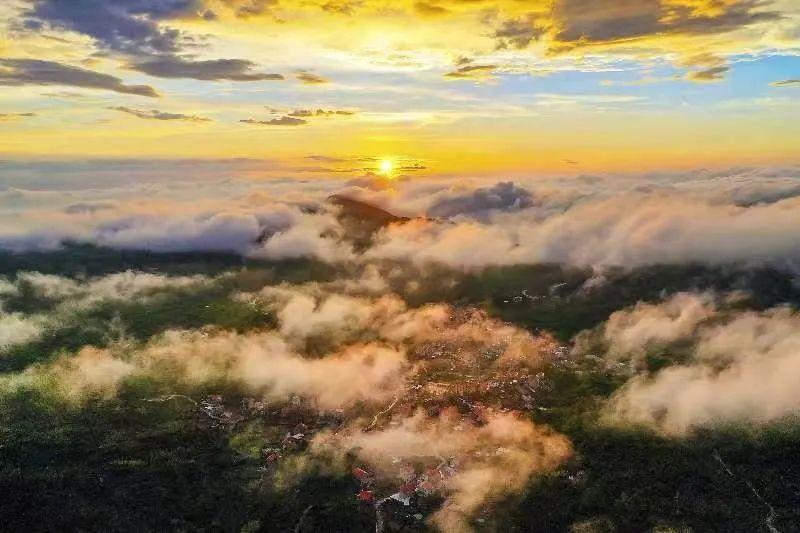 圖為云霧繚繞的軍營(yíng)村，群山盡翠，紅瓦掩映。廈門市委宣傳部供圖