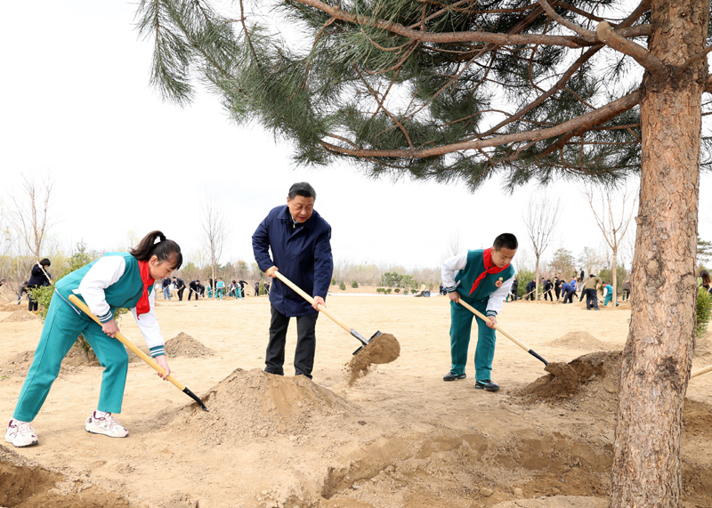 2022年3月，習(xí)近平總書記來到北京市大興區(qū)黃村鎮(zhèn)參加首都義務(wù)植樹活動(dòng)，同大家一起植樹。新華社記者 黃敬文 攝