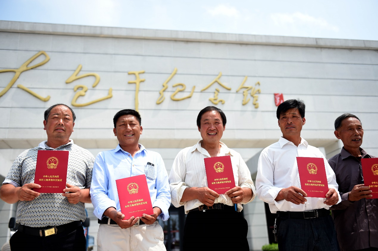 2015年7月8日,安徽省農(nóng)村土地承包經(jīng)營(yíng)權(quán)確權(quán)登記首批頒證啟動(dòng)儀式在鳳陽縣小崗村舉行，10多戶村民領(lǐng)到了《農(nóng)村土地承包經(jīng)營(yíng)權(quán)證》。新華社記者 劉軍喜 攝