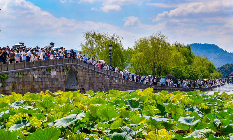 2024年10月4日，杭州西湖景區(qū)迎來國慶假期旅游高峰。