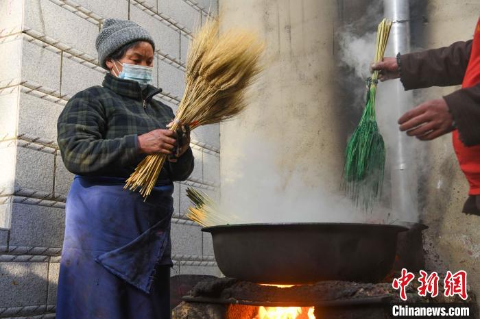 圖為拉薩手藝人制作年貨“羅薩梅朵”。　貢嘎來(lái)松 攝