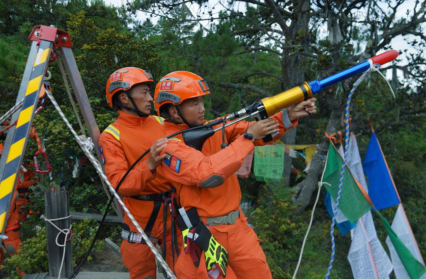 發(fā)射拋投器 。西繞拉翁攝