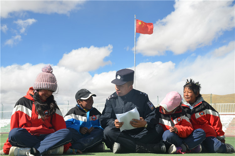 圖為帕羊邊境派出所民警在轄區(qū)學(xué)校宣講全會精神。李忠勤 攝_副本.jpg