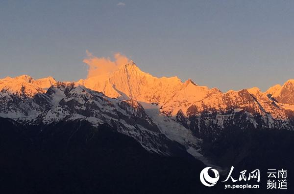 迪慶梅里雪山“日照金山”景觀。（供圖）