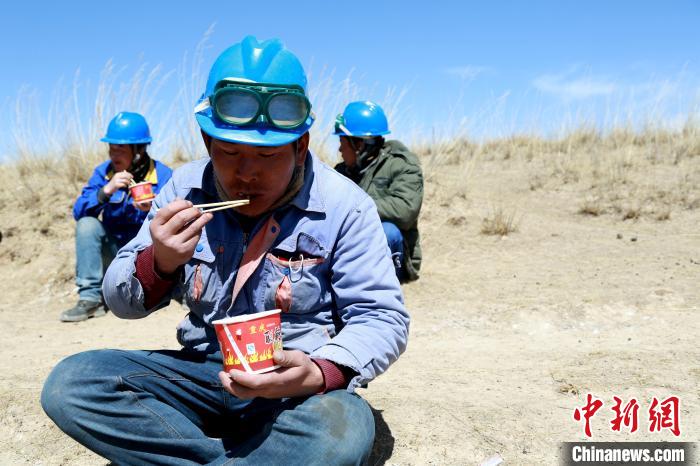 青海藏鄉(xiāng)脫貧致富見聞：“電通了，日子也富裕了”