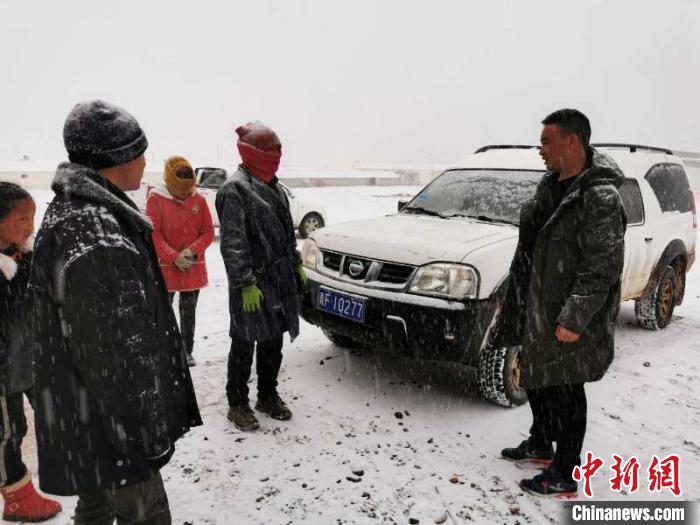 圖為扎西鬧吾(右一)與當?shù)啬翍艚徽劇｀]儲銀行青海省分行供圖