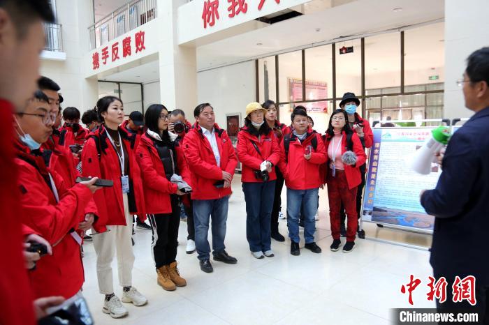 圖為中外媒體采訪三江源國家公園瀾滄江源園區(qū)生態(tài)保護(hù)成效?！?zhí)砀?攝