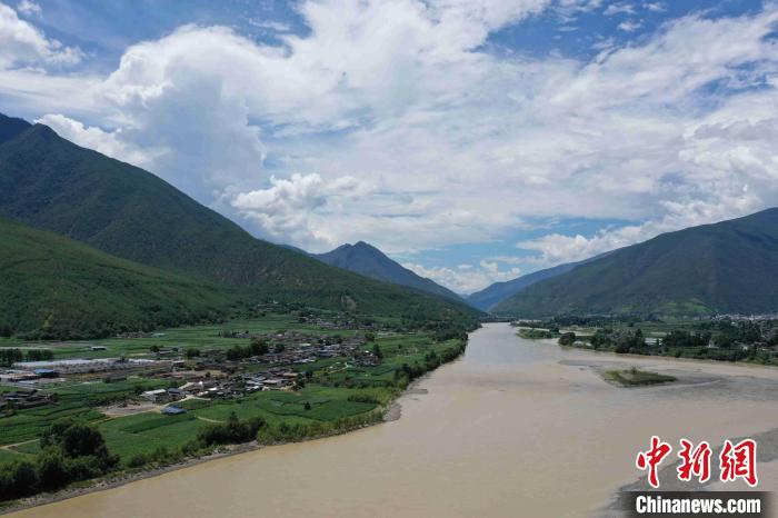 圖為航拍金江鎮(zhèn)，農(nóng)田里綠意盎然。　劉冉陽 攝